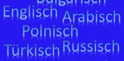 Blauer Kasten mit den Worten Arabisch, Rumänisch, Türkisch, Englisch, Polnisch, Bulgarisch, Russisch