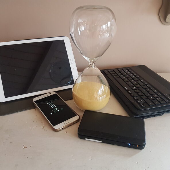 Tablet, Tastatur und Handy