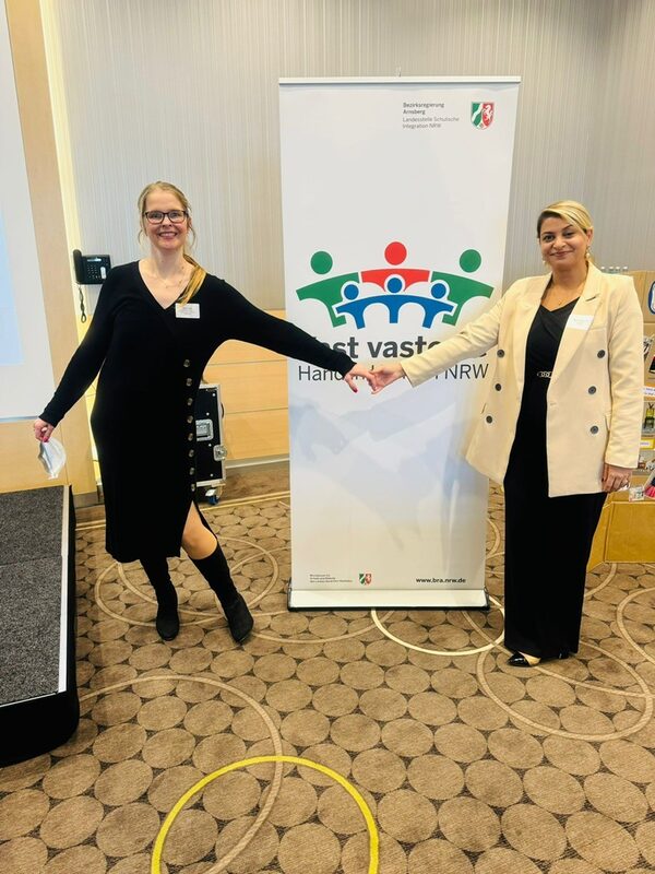 Zwei Frauen vor einem Roll-Up