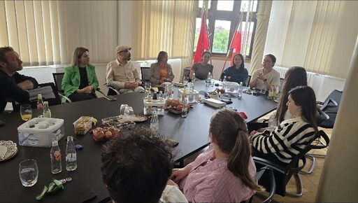 Eine Gruppe an einem Tisch