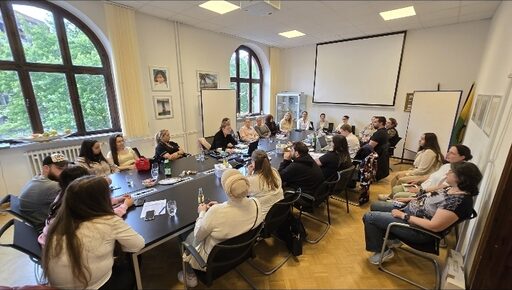 Eine Gruppe an einem Tisch