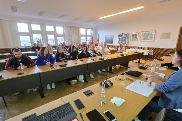 Zuhörende in einem Raum