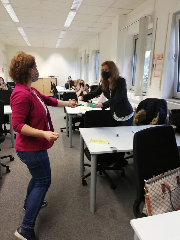 Übergabe einer Bescheinigung