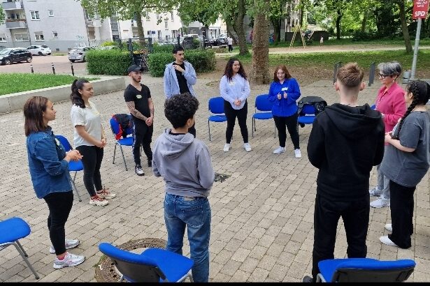 Jugendliche in einem Kreis