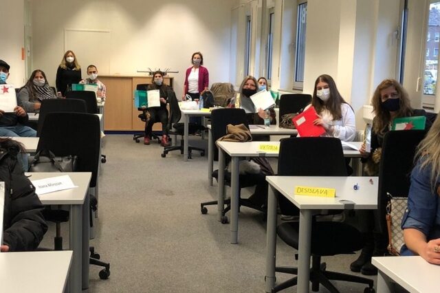 Eine Gruppe hält Zertifikate hoch