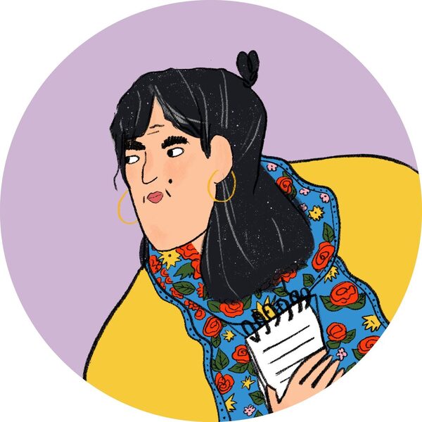 Mensch in bunter Kleidung mit einem Notizblock