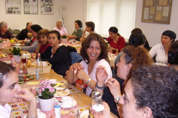 Frauen an einem Tisch