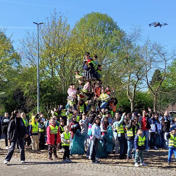 Gruppenfoto, helfender Kinder