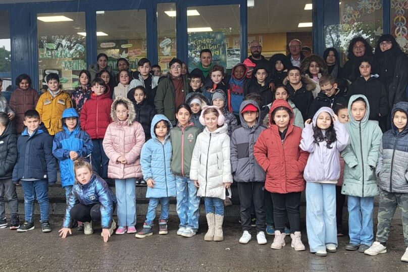 Kindergruppe vor einer Schule