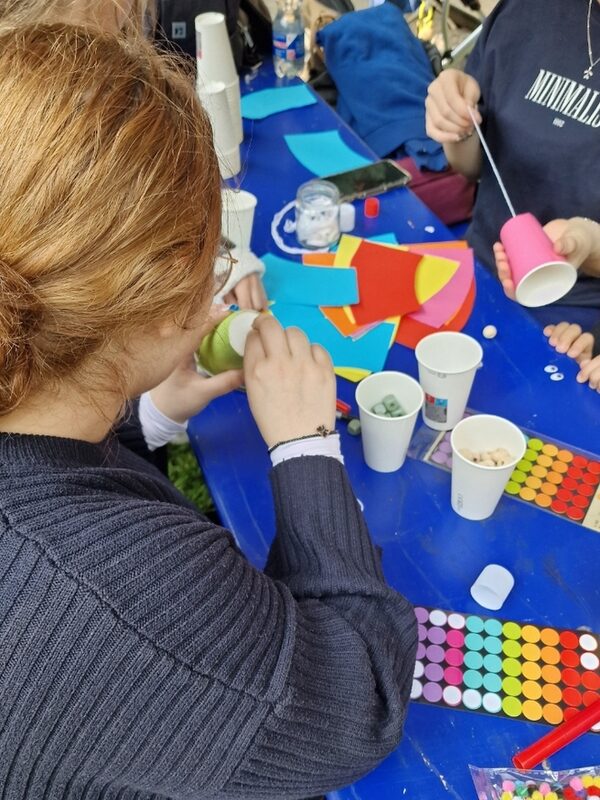 Kinder basteln an einem Tisch