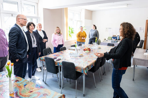 Leyla Özmal (Stabsstelle Bildungsregion) gibt einen Einblick in die Arbeit des Quartiersbüros.