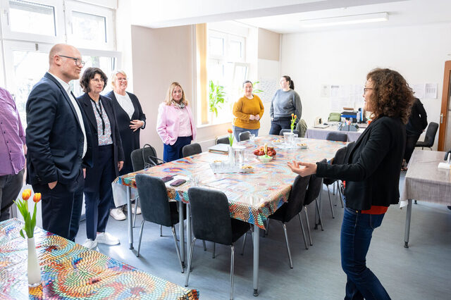 Leyla Özmal (Stabsstelle Bildungsregion) gibt einen Einblick in die Arbeit des Quartiersbüros.