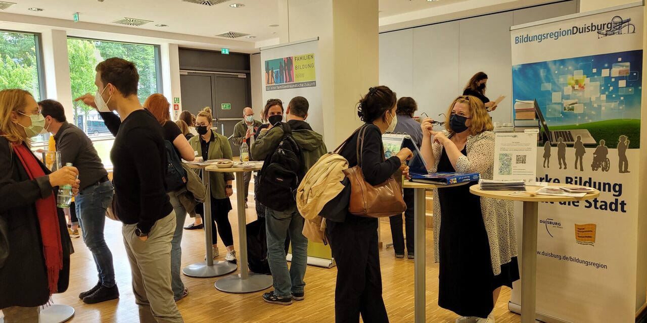 Interessierte an einem Stand