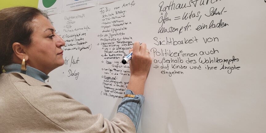 Eine Frau schreibt auf ein Plakat