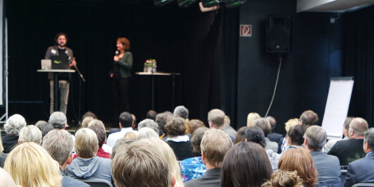 Menschen hören einen Vortrag