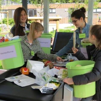 Menschen beim Müllsortieren