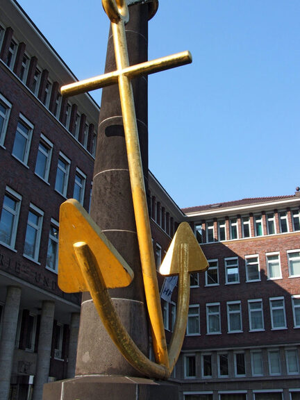 Brunnen "Goldener Anker" an der Mercatorstraße vor dem Gebäude der Industrie- und Handelskammer
