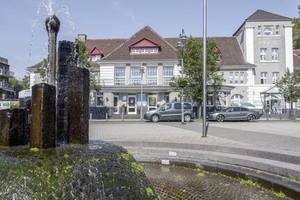 Bahnhof Meiderich-Süd mit Basaltsäulen-Brunnen
