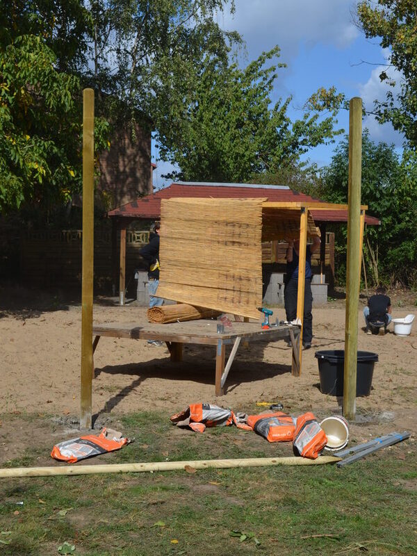 Arbeiten am Dach des Holzdecks