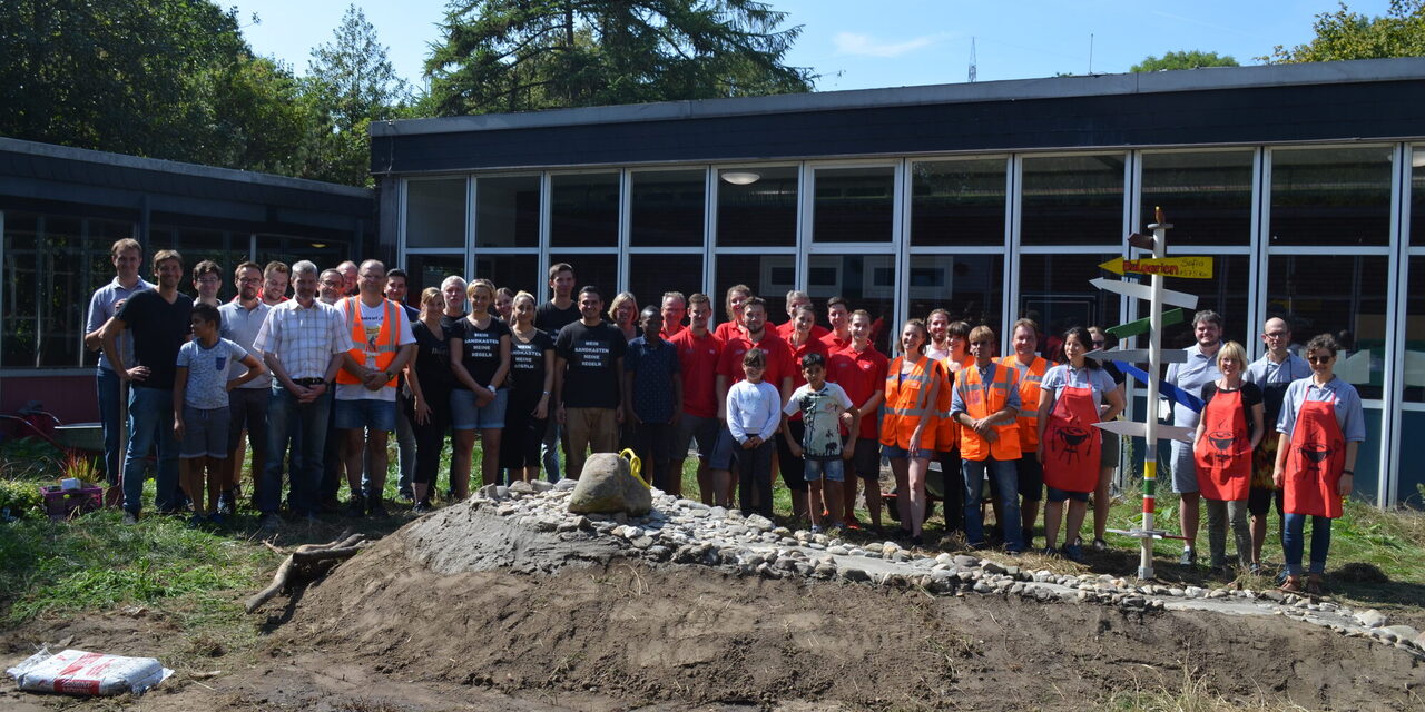 Mitarbeiterinnen und Mitarbeiter mit dem Schulleiter, Bg. Hr. Krützberg und einigen Schülern