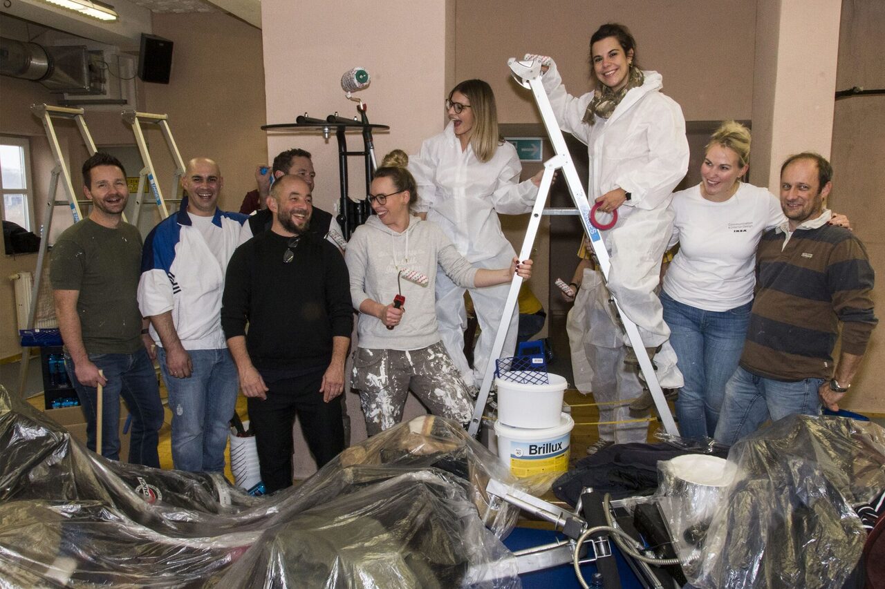 Gruppenfoto der fleißigen Helferinnen und Helfer in Arbeitsmontur