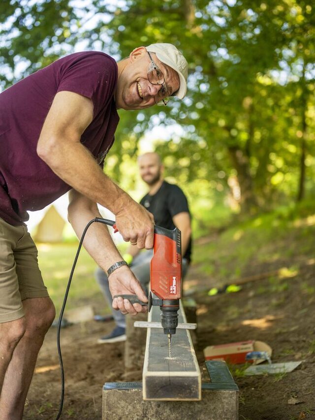 Freiwillige Helfer bauen eine neuen Sitzgelegenheit