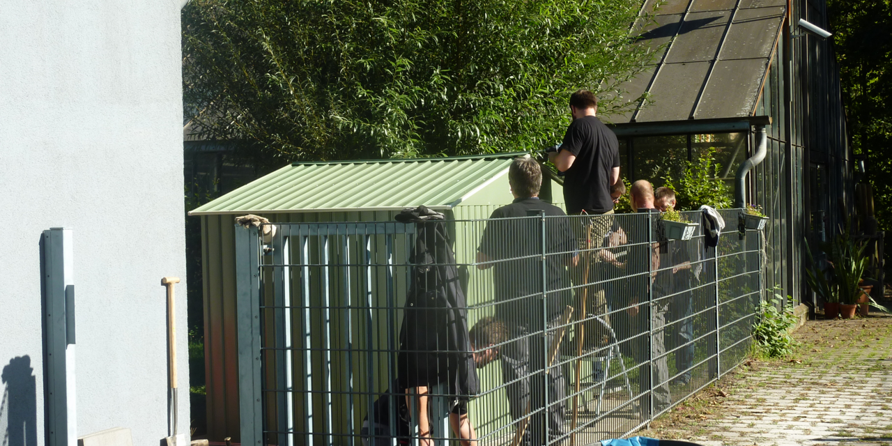 Mitarbeiter arbeiten am Gerätehaus