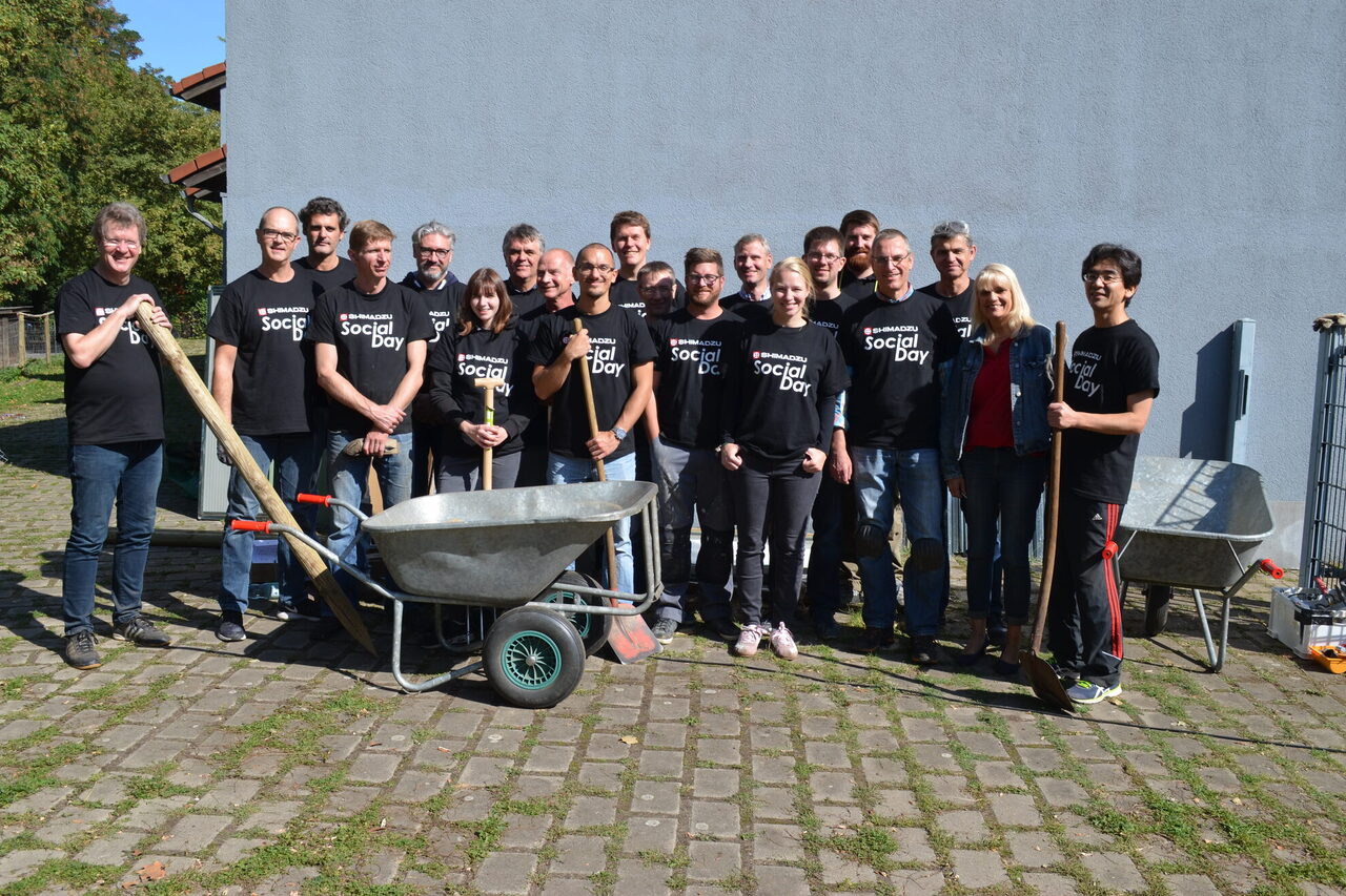 Mitarbeiter der Shimadzu GmbH mit Schulleiterin Frau Justus