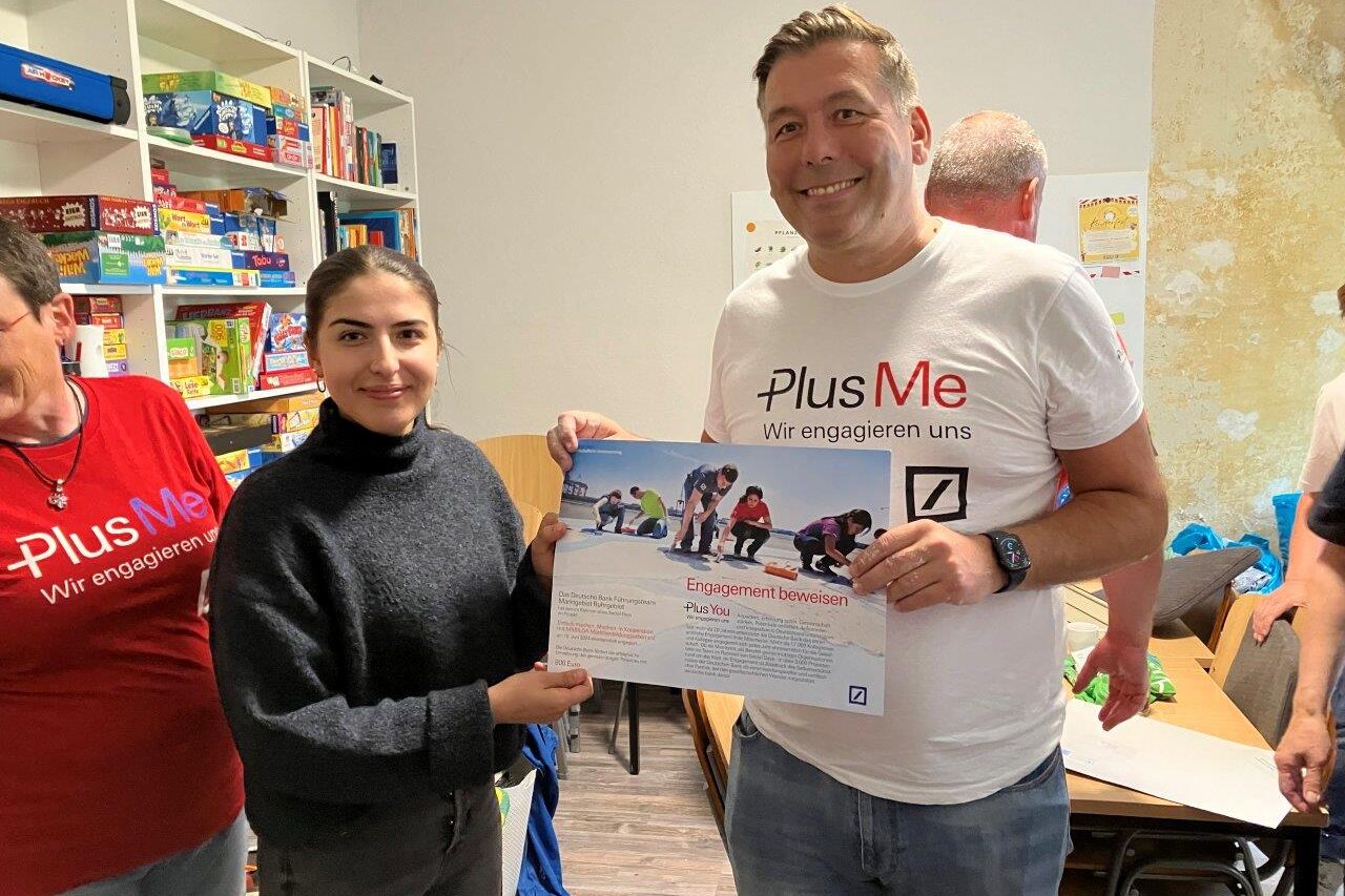 Carlo Farris übergibt einen Check für das Mädchenzentrum Mabilda e.V.