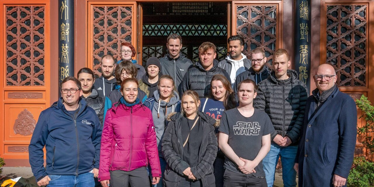 Städtische Auszubildende engagieren sich im Chinesischen Garten