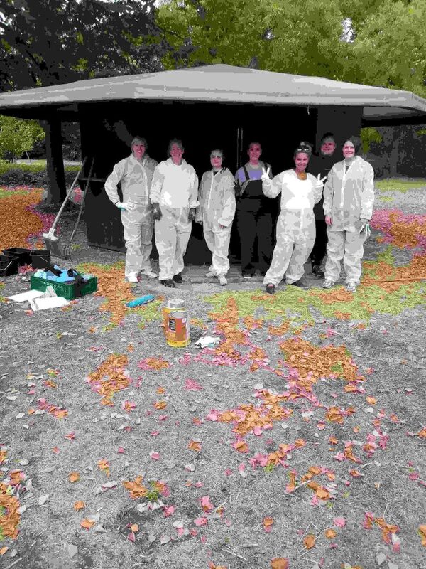 Das Team der TARGOBANK bei der Renovierung des Holzpavillions