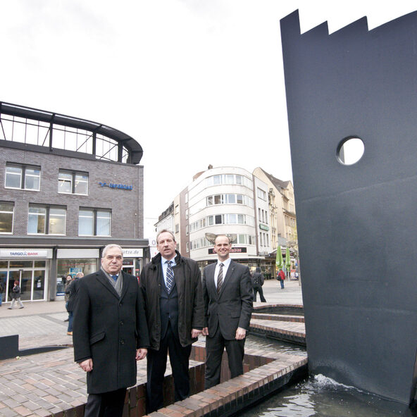 Rainer Morawietz, Carsten Tum, Andre Kruschinski vor dem Schiffsmasken-Brunnen