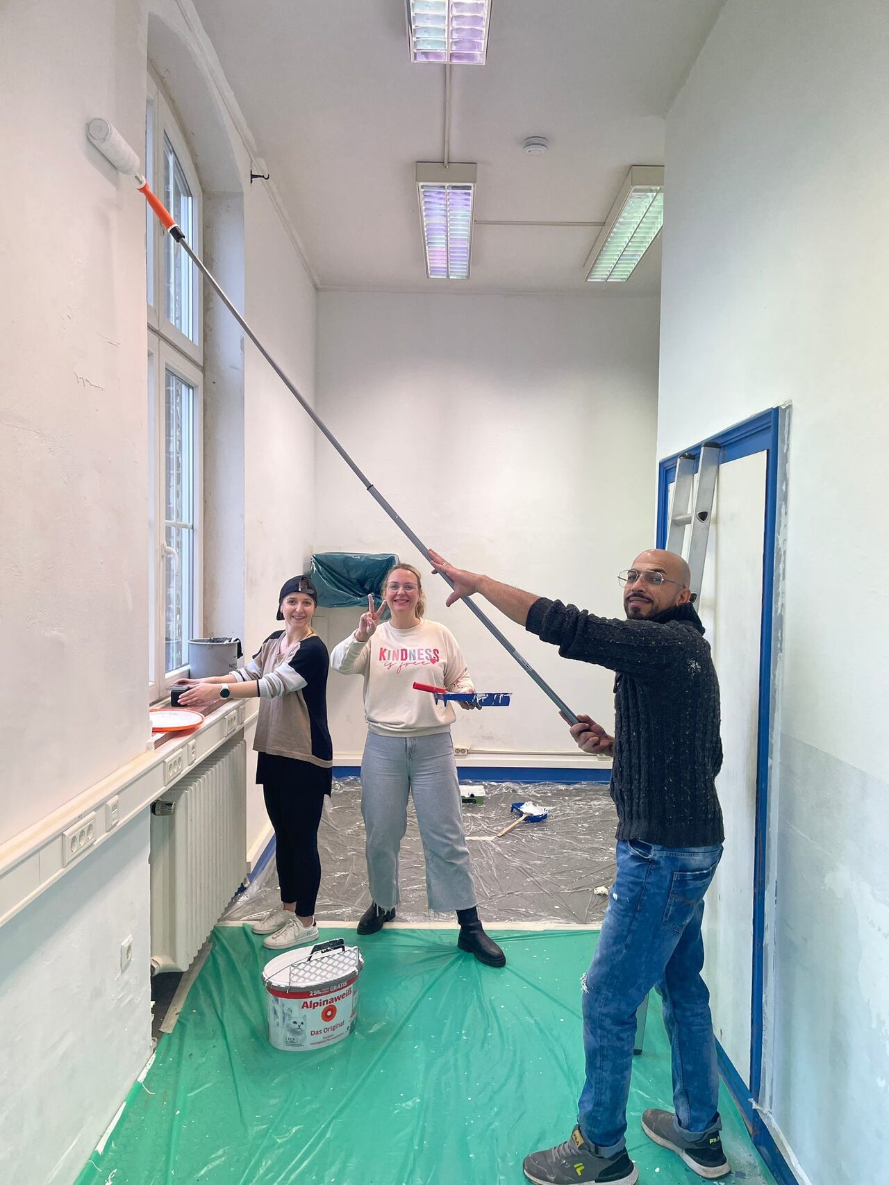 Mitarbeitende der Targo Bank streichen die Wand.