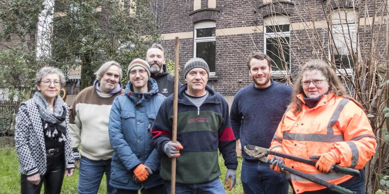 Ein Team der TARGOBANK bei Pflegearbeiten des Außengeländes