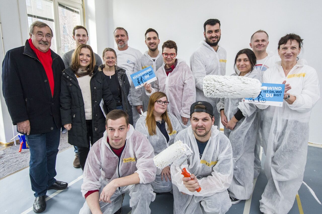 Die Gruppe der ehrenamtlichen Helferinnen und Helfer mit Herrn Bürgermeister Osenger