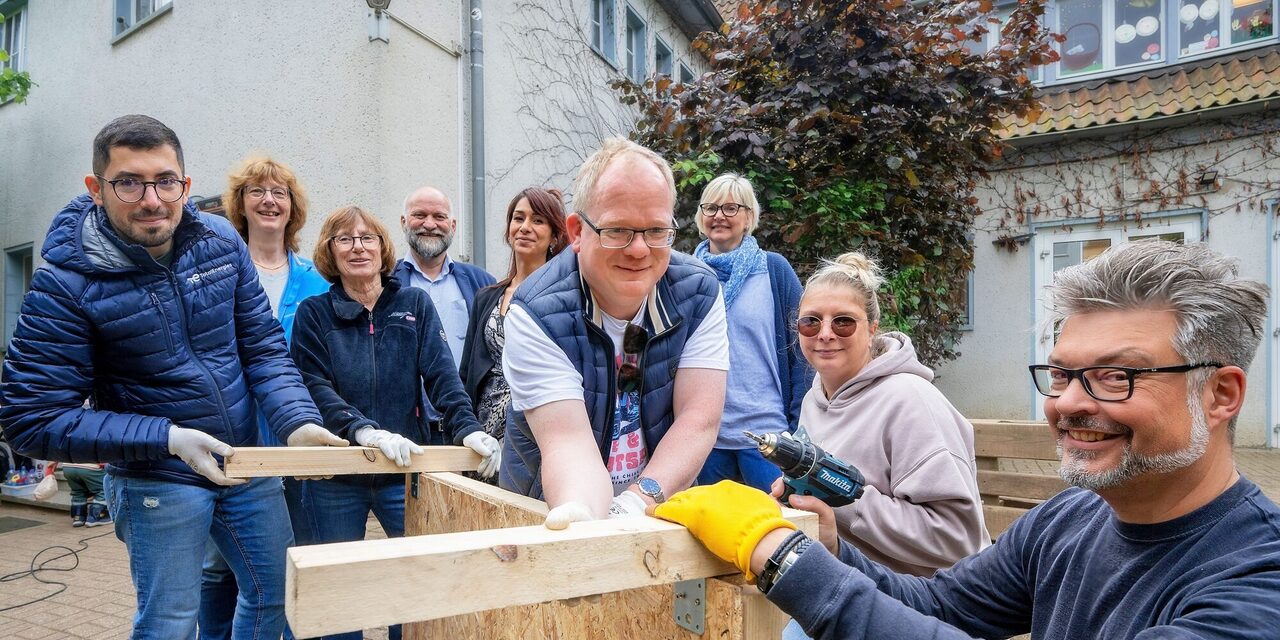 Mitarbeitende beim Bau der Matschküche