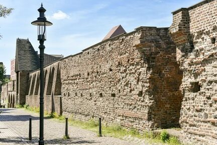 Stadtmauer am Innenhafen "Am Alten Wehrgang"