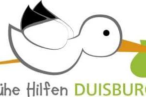 Ein Storch mit einem Kleidersack im Schnabel