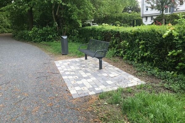 Sitzbank in einer Grünanlage