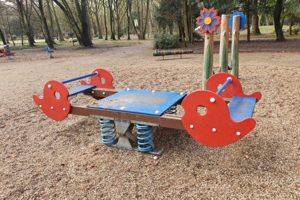 Spielplatz mit verschiedenen Spielgeräten