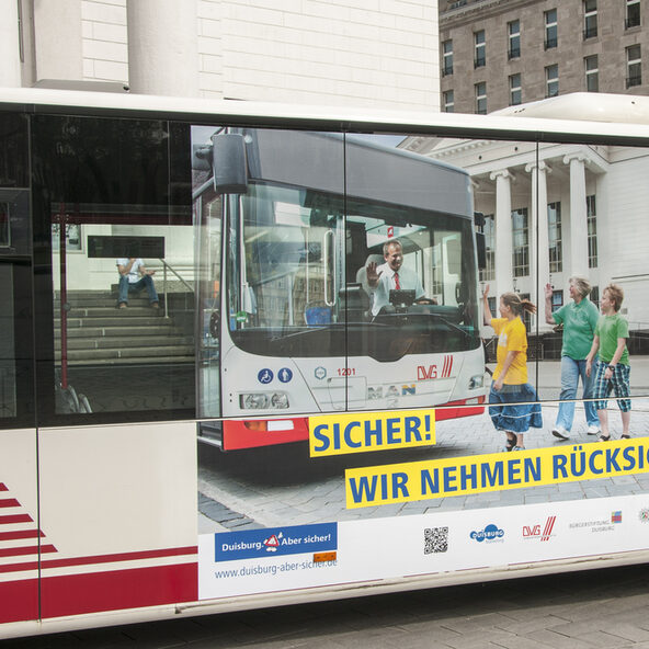 Bus mit Werbeplakat