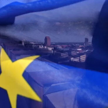 EU-Flagge über Duisburg Skyline