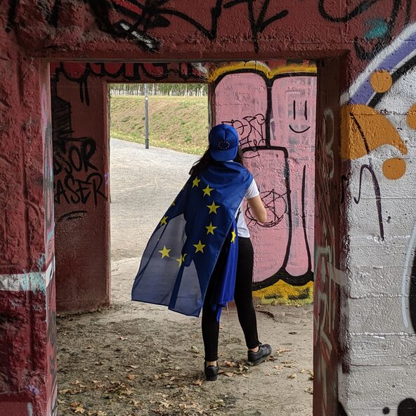 Junge mit Europaflagge als "Cape"
