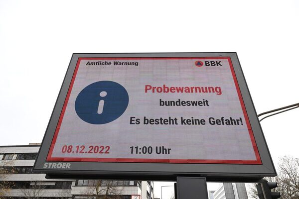 Werbetafel mit Anzeige eines Probealarms anlässlich des bundesweiten Warntages