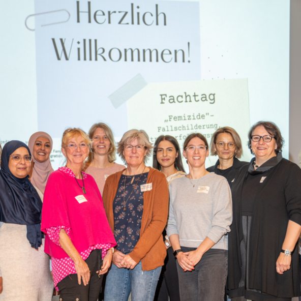 Das Orga-Team des Runden Tisches "Gewaltschutz für Duisburg" v.li.: Anna Buterus (Autonomes Frauenhaus), Haifa Hachemi (Mina e.V.), Rachida Brigui (Referat für Gleichberechtigung und Chancengleichheit), Annette Lommertin (Referat für Gleichberechtigung und Chancengleichheit), Diana Determann (Frauenberatungsstelle Duisburg), Marion Rituper (Jugendamt Stadt Duisburg), Hatice Dagdas (Mabilda e.V.), Melanie Lüdtke (Frauenberatungsstelle Duisburg), Joanna Ostrowicki (SOLWODI), Elisabeth Koal (Gleichstellungsbeauftragte der Stadt Duisburg), Susanne Thelen (Kriminalpolizei Duisburg), Shari Kreutz (Frauenhaus Duisburg gGmbH)