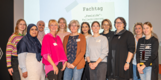 Das Orga-Team des Runden Tisches "Gewaltschutz für Duisburg" v.li.: Anna Buterus (Autonomes Frauenhaus), Haifa Hachemi (Mina e.V.), Rachida Brigui (Referat für Gleichberechtigung und Chancengleichheit), Annette Lommertin (Referat für Gleichberechtigung und Chancengleichheit), Diana Determann (Frauenberatungsstelle Duisburg), Marion Rituper (Jugendamt Stadt Duisburg), Hatice Dagdas (Mabilda e.V.), Melanie Lüdtke (Frauenberatungsstelle Duisburg), Joanna Ostrowicki (SOLWODI), Elisabeth Koal (Gleichstellungsbeauftragte der Stadt Duisburg), Susanne Thelen (Kriminalpolizei Duisburg), Shari Kreutz (Frauenhaus Duisburg gGmbH)