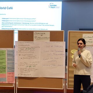 Alexandra Cimbal stellt die Ergebnisse von Thementisch 5 vor