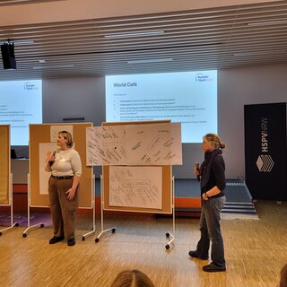 Anika Walther und Lea Dietrich stellen die Ergebnisse von Thementisch 2 vor