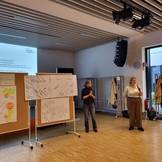 Anika Walther und Lea Dietrich stellen die Ergebnisse von Thementisch 2 vor