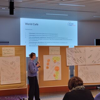 Pia Petermann (Frauenberatungsstelle Duisburg) stellt die Ergebnisse von Thementisch 1 vor